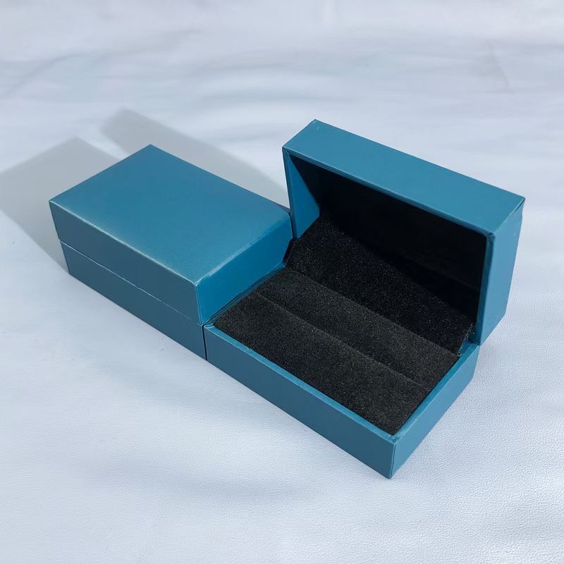 scatola regalo di gioielli in cartone
